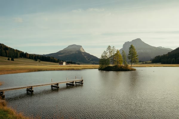 Symbolbild: Seestimmung mit Holzsteg am Lauerzersee