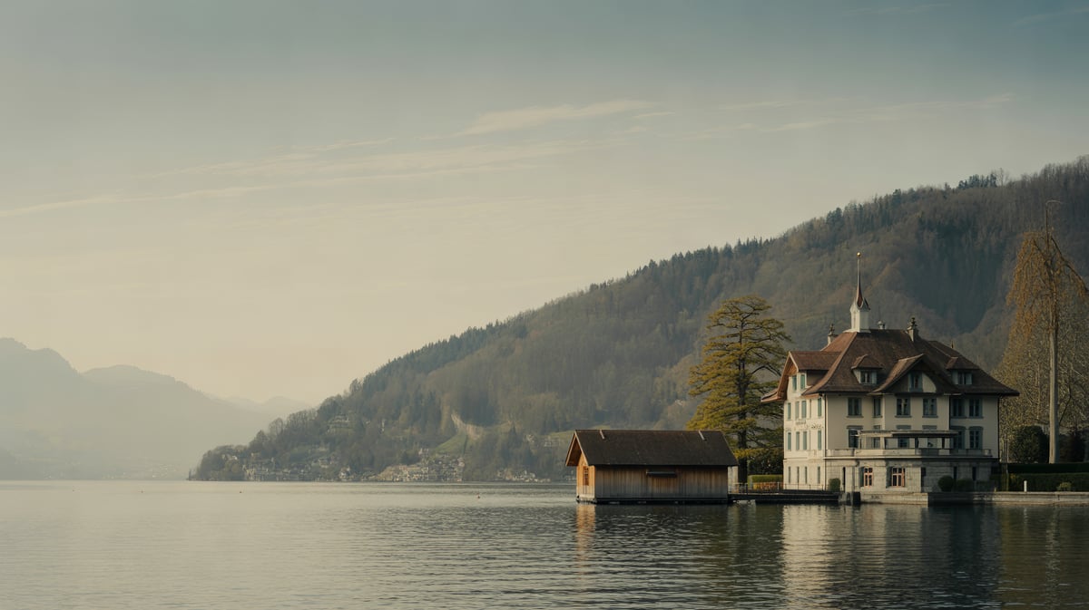 Fjordartige Ufer des Vierwaldstättersees mit historischer Villa